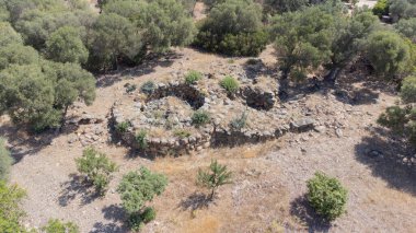 Antik taş Nuraghe harabeleri Güney Sardunya 'da doğayla çevrili.