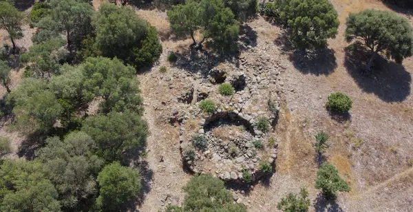 Antik taş Nuraghe harabeleri Güney Sardunya 'da doğayla çevrili.