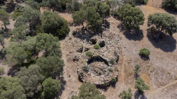 Antik taş Nuraghe harabeleri Güney Sardunya 'da doğayla çevrili.