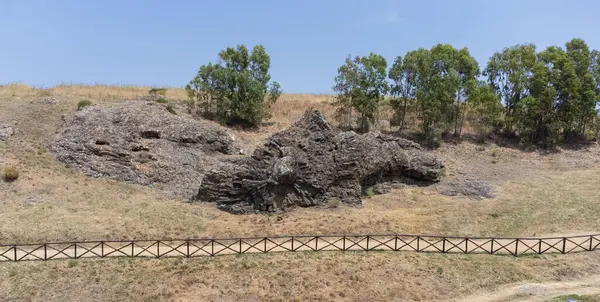 Sardinias Su Corongiu de Fanari bölgesinde antik yastık lav oluşumu Sardinya