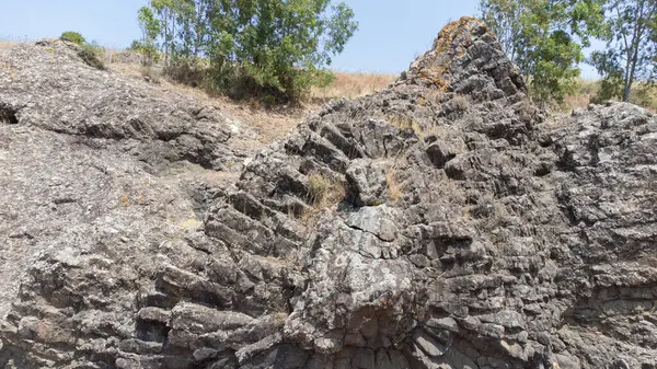 Sardinias Su Corongiu de Fanari bölgesinde antik yastık lav oluşumu Sardinya