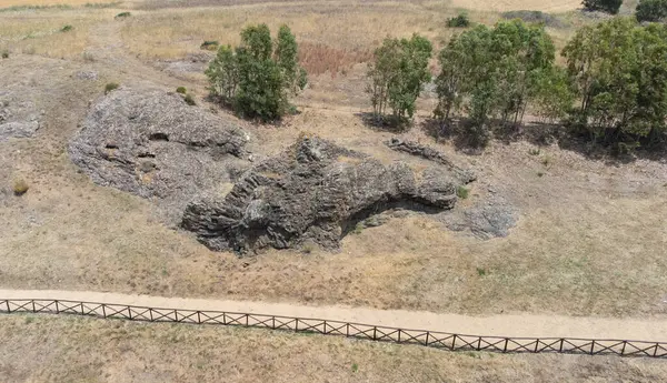 Sardinias Su Corongiu de Fanari bölgesinde antik yastık lav oluşumu Sardinya