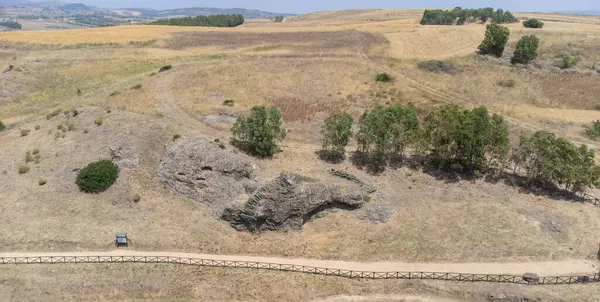 Sardinias Su Corongiu de Fanari bölgesinde antik yastık lav oluşumu Sardinya