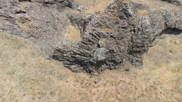 Sardinias Su Corongiu de Fanari bölgesinde antik yastık lav oluşumu Sardinya