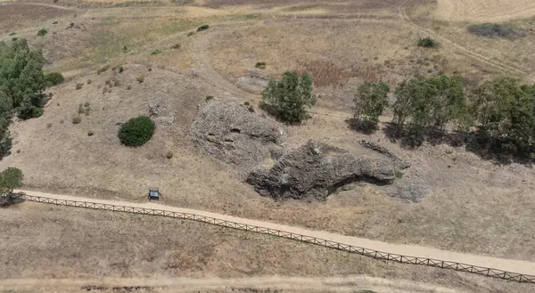 Sardinias Su Corongiu de Fanari bölgesinde antik yastık lav oluşumu Sardinya