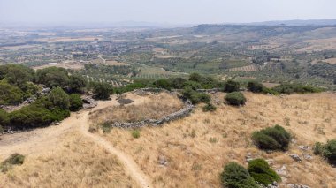Siddi, Sardunya yakınlarındaki Akdeniz bitkileriyle çevrili antik Nuraghe kalıntıları