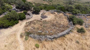 Siddi, Sardunya yakınlarındaki Akdeniz bitkileriyle çevrili antik Nuraghe kalıntıları