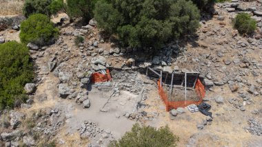 Siddi, Sardunya yakınlarındaki Akdeniz bitkileriyle çevrili antik Nuraghe kalıntıları