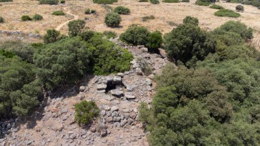 Siddi, Sardunya yakınlarındaki Akdeniz bitkileriyle çevrili antik Nuraghe kalıntıları