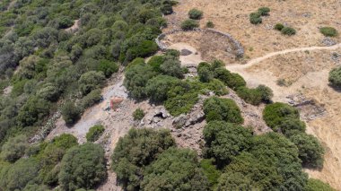 Siddi, Sardunya yakınlarındaki Akdeniz bitkileriyle çevrili antik Nuraghe kalıntıları