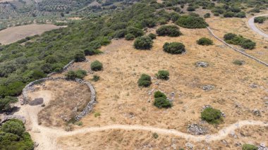 Siddi, Sardunya yakınlarındaki Akdeniz bitkileriyle çevrili antik Nuraghe kalıntıları