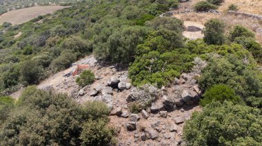 Siddi, Sardunya yakınlarındaki Akdeniz bitkileriyle çevrili antik Nuraghe kalıntıları