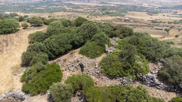 Siddi, Sardunya yakınlarındaki Akdeniz bitkileriyle çevrili antik Nuraghe kalıntıları
