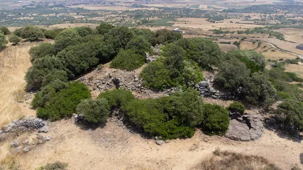 Siddi, Sardunya yakınlarındaki Akdeniz bitkileriyle çevrili antik Nuraghe kalıntıları