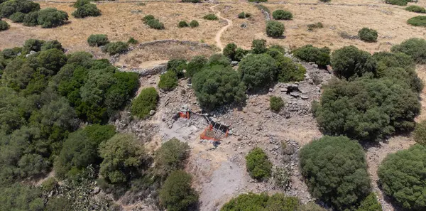 Siddi, Sardunya yakınlarındaki Akdeniz bitkileriyle çevrili antik Nuraghe kalıntıları