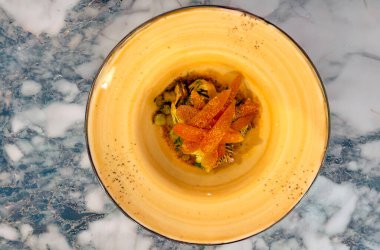 Zarif bir sunumda tıraşlı bottarga ve mevsimlik sebzeler içeren Rafine Sardunya tarifi