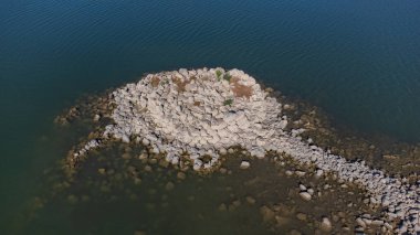 Antik Nuraghe kalıntıları, bir Sardunya gölüne kısmen batmış, düşük suyla korunmasız.