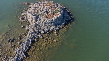 Antik Nuraghe kalıntıları, bir Sardunya gölüne kısmen batmış, düşük suyla korunmasız.
