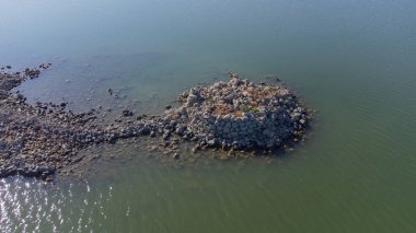 Antik Nuraghe kalıntıları, bir Sardunya gölüne kısmen batmış, düşük suyla korunmasız.