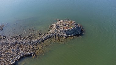 Antik Nuraghe kalıntıları, bir Sardunya gölüne kısmen batmış, düşük suyla korunmasız.