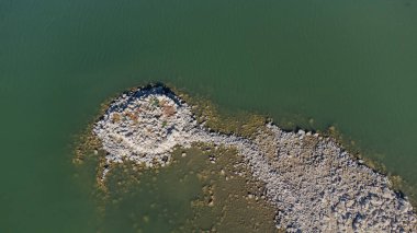 Antik Nuraghe kalıntıları, bir Sardunya gölüne kısmen batmış, düşük suyla korunmasız.