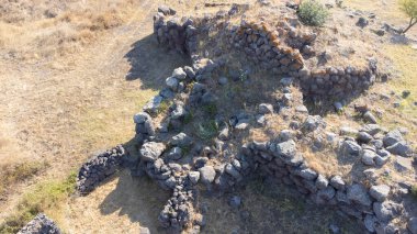 Antik Pentalobate Nuraghe kalıntılarının drone çekimi, Sardinya 'nın tarih öncesi taş mimarisi,