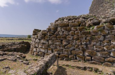 Kuzey Sardunya 'daki tarih öncesi taş kule Nuraghe Santu Antine manzarası