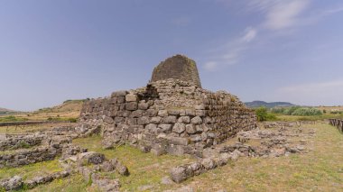 Kuzey Sardunya 'daki tarih öncesi taş kule Nuraghe Santu Antine manzarası
