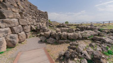 Kuzey Sardunya 'daki tarih öncesi taş kule Nuraghe Santu Antine manzarası