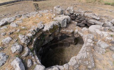 Kuzey Sardunya 'daki tarih öncesi taş kule Nuraghe Santu Antine manzarası