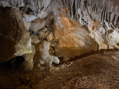 Ispinigoli Mağarası 'nın içinde yumuşak ışıklarla aydınlatılmış görkemli sarkıtlar ve dikitler.