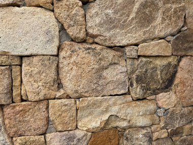 Geleneksel bir duvar oluşturan düzensiz granit taşlara yakın çekim