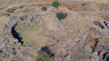 Sardunya 'daki tarih öncesi beş köşeli taş yapı olan Nuraghe' nin insansız hava aracı görüntüsü