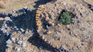 Sardunya 'daki tarih öncesi beş köşeli taş yapı olan Nuraghe' nin insansız hava aracı görüntüsü