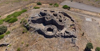 Sardunya 'daki Nuraghe Seruci antik Nuragic kalesinin insansız hava aracı görüntüsü