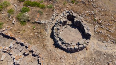 Sardunya 'daki Nuraghe Seruci antik Nuragic kalesinin insansız hava aracı görüntüsü