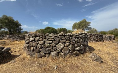 Sardunya 'nın Serra Orrios kasabasındaki tarih öncesi taş barakaların kalıntıları.