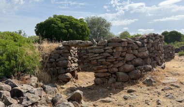 Sardunya 'nın Serra Orrios kasabasındaki tarih öncesi taş barakaların kalıntıları.