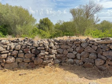 Sardunya 'nın Serra Orrios kasabasındaki tarih öncesi taş barakaların kalıntıları.