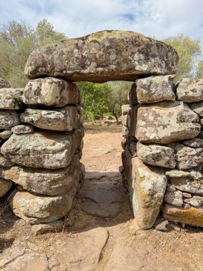Sardunya 'nın Serra Orrios kasabasındaki tarih öncesi taş barakaların kalıntıları.
