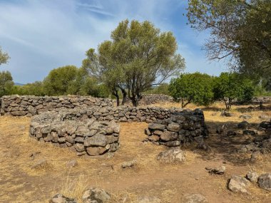 Sardunya 'nın Serra Orrios kasabasındaki tarih öncesi taş barakaların kalıntıları.