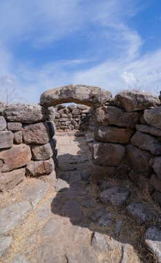 Sardunya 'nın Serra Orrios kasabasındaki tarih öncesi taş barakaların kalıntıları.