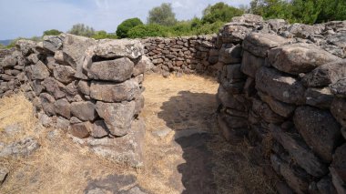 Sardunya 'nın Serra Orrios kasabasındaki tarih öncesi taş barakaların kalıntıları.