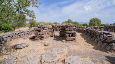 Sardunya 'nın Serra Orrios kasabasındaki tarih öncesi taş barakaların kalıntıları.