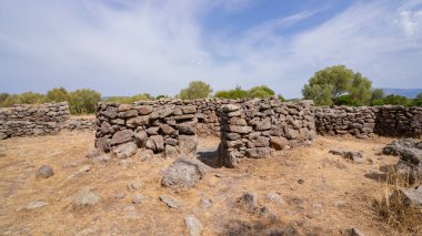 Sardunya 'nın Serra Orrios kasabasındaki tarih öncesi taş barakaların kalıntıları.