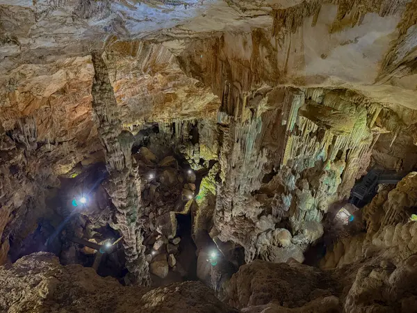 Ispinigoli Mağarası 'nın içinde yumuşak ışıklarla aydınlatılmış görkemli sarkıtlar ve dikitler.