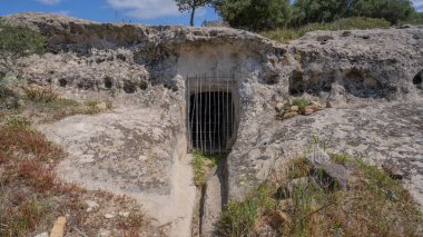 Domus de janas sardunya antik taş kesimli mezar