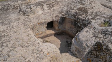 Domus de janas sardunya antik taş kesimli mezar