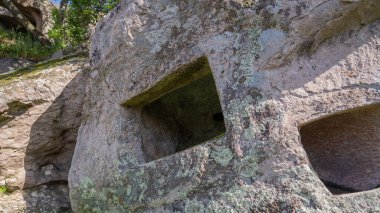 Domus de janas sardunya antik taş kesimli mezar