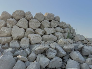 Antik Nuraghe ve dev mezarı Tratalias Sardinya 'da Monte Prano Gölü tarafından sular altında bırakıldı.